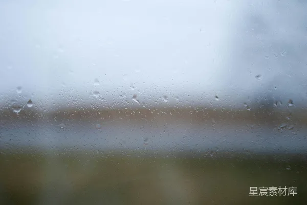高清摄影 窗户上的雨滴，模糊了视线。