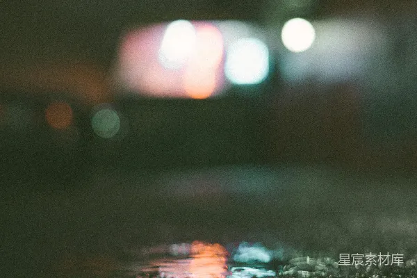 高清摄影 夜间黑沥青路面上的水滴