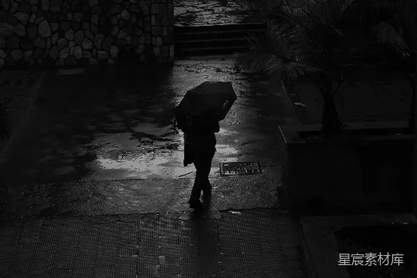 高清摄影 一个人在雨中撑伞行走