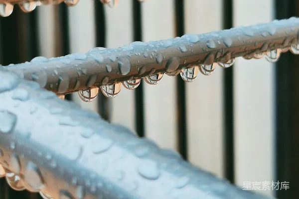 高清摄影 雨滴粘在金属扶手上。