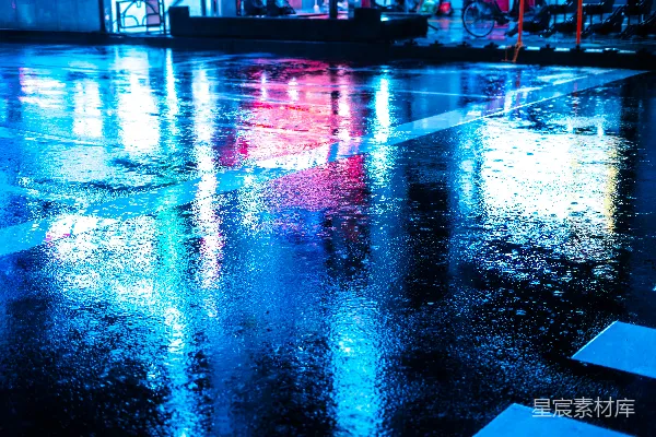 高清摄影 一条湿漉漉的街上有一把红伞和一把蓝伞