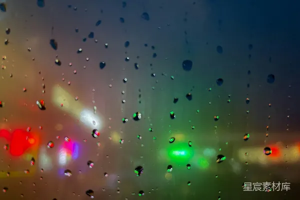 高清摄影 窗外有交通灯的窗户上滴落着雨drops