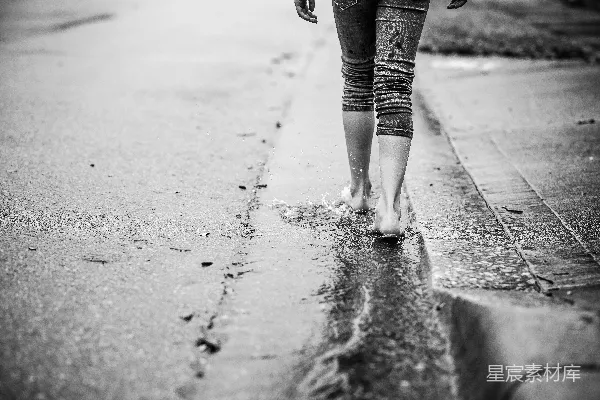 高清摄影 雨中走在街道上的女人