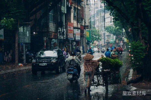 高清摄影 白天人们在人行道上行走