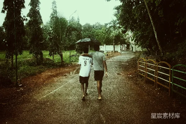高清摄影 男人在道路上行走