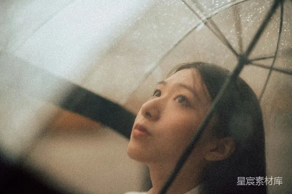 高清摄影 一个女人仰望上方