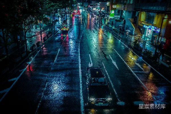 高清摄影 一辆车在夜间雨水浸湿的街道上行驶