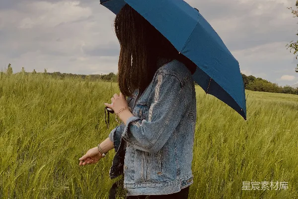 高清摄影 灰衫女子手持蓝色雨伞
