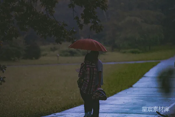 高清摄影 一个人在雨中独自撑着伞。