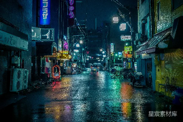 高清摄影 夜晚的城市街道湿漉漉的，霓虹灯闪烁