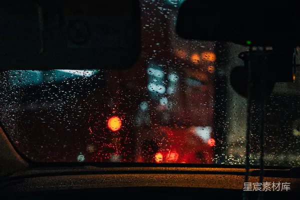高清摄影 从车窗看下的雨中街道的一瞥