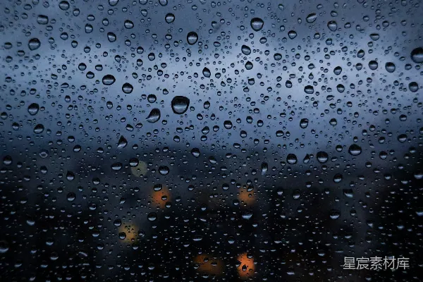高清摄影 窗外暗夜，雨滴落在窗上。