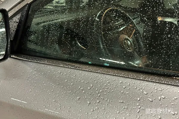 高清摄影 汽车挡风玻璃上有雨滴