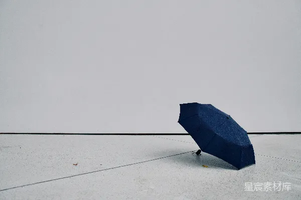 高清摄影 白色表面上的一把蓝色伞