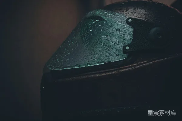 高清摄影 一顶上面有雨滴的头盔
