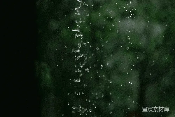 高清摄影 屋顶上正有雨水往下滴落。
