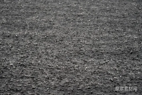 高清摄影 地面上黑白照片里的雨水
