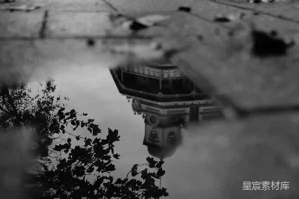 高清摄影 池塘积水湿滑的地面中建筑与树的倒影。