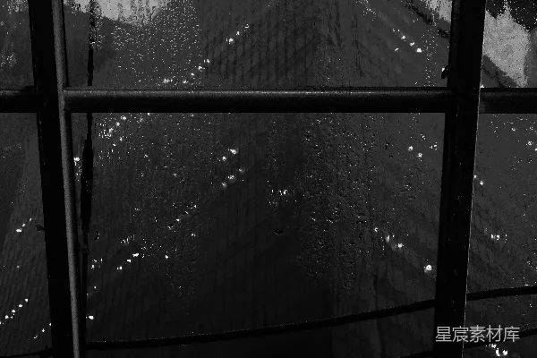高清摄影 一张黑白照片中的雨中街道