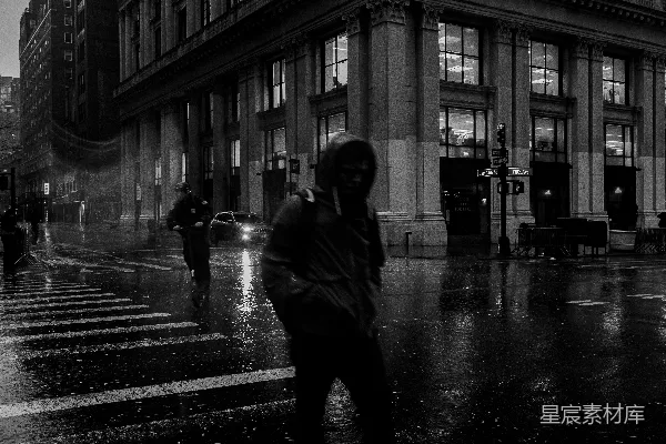 高清摄影 一个人在雨中行走