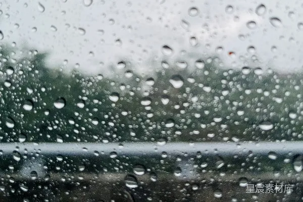 高清摄影 一幅被雨水覆盖的窗户上挂着雨滴。
