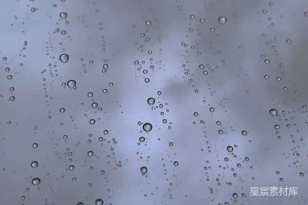 高清摄影 雨滴落在一片阴云背景之中的窗户上