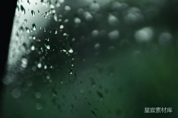 高清摄影 玻璃面板的特写照片中有雨滴