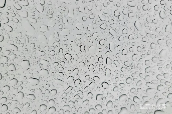高清摄影 窗户上挂着几滴水珠的特写镜头