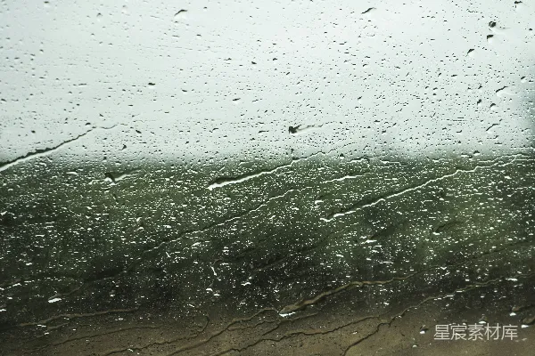 高清摄影 透过蒙上雨水的窗户看去的一片田野
