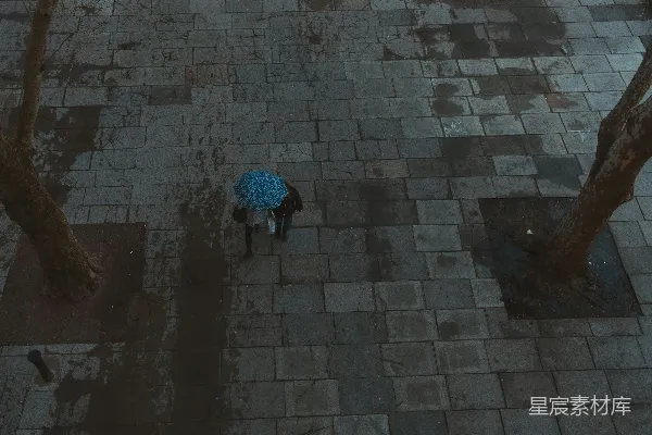 高清摄影 手持蓝色雨伞的人