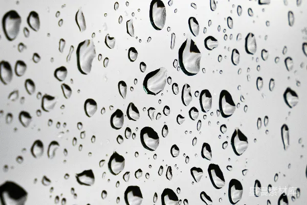 高清摄影 一幅近景描绘着蒙上雨水的窗户