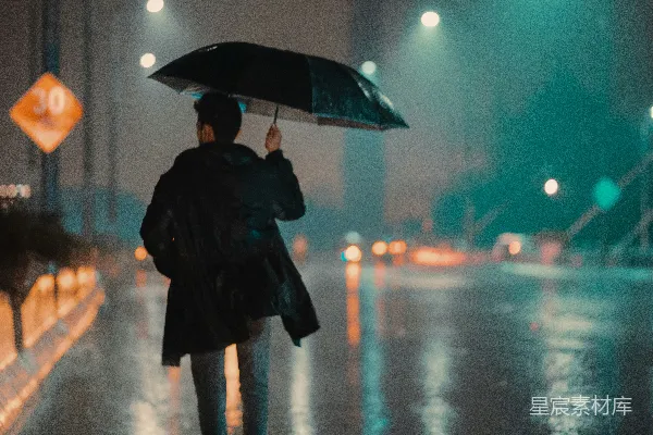 高清摄影 一个人在雨中打着伞散步