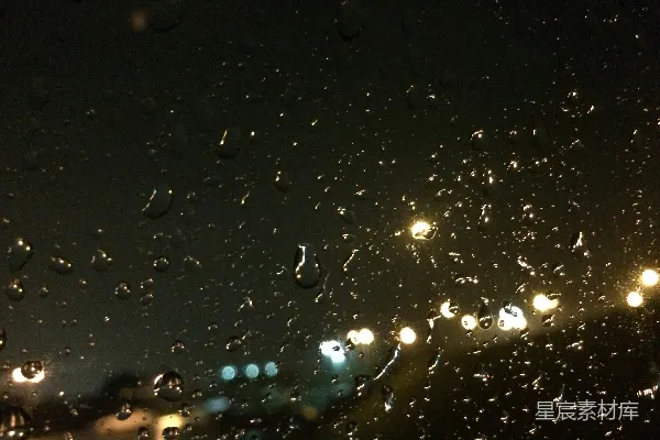 高清摄影 夜晚汽车窗户上的雨滴