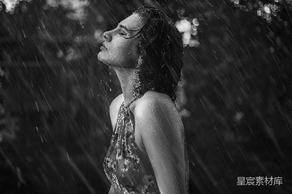 高清摄影 女人闭上眼睛享受着雨水带来的乐趣