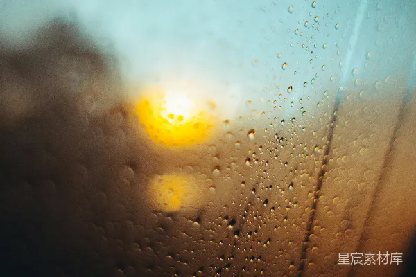 高清摄影 透过蒙上雨水的窗户看太阳的一瞥