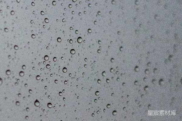 高清摄影 雨滴落在有天空背景的窗玻璃上