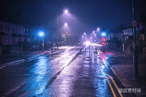 高清摄影 夜晚街道积水，路灯照明。