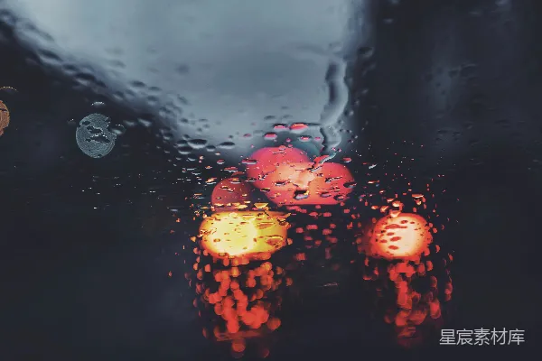 高清摄影 透过蒙上雨水的窗户看到的一条街灯的景象