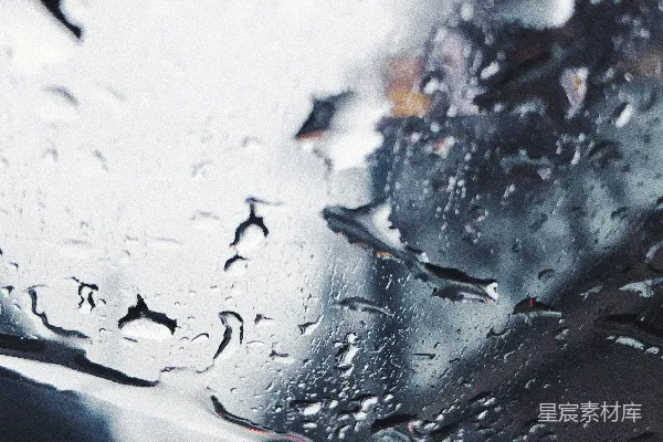 高清摄影 从车内的雨淋挡风玻璃上望去