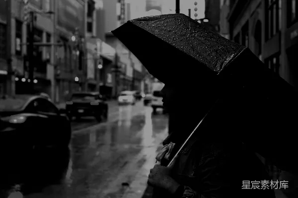 高清摄影 城市街道上一个人拿着雨伞