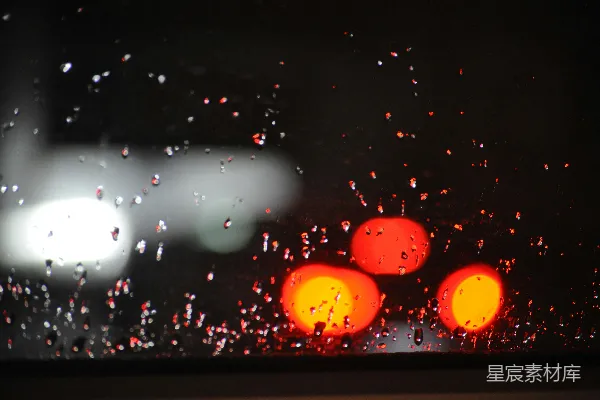 高清摄影 夜晚汽车玻璃窗上的雨滴
