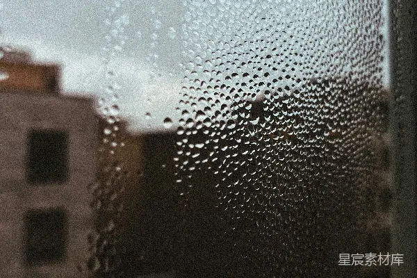 高清摄影 窗户上挂着雨滴，背景是一座建筑。