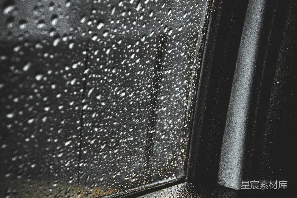 高清摄影 车窗上的近景，上面有雨滴。