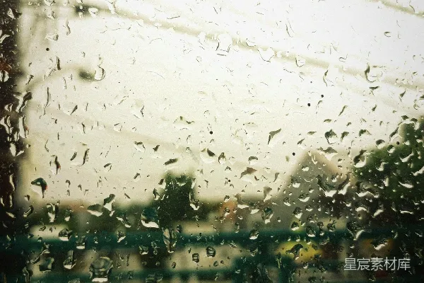 高清摄影 透过蒙上雨水的窗户看的一幢建筑