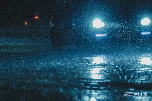 高清摄影 夜间开启大灯在湿滑路面上行驶的车辆