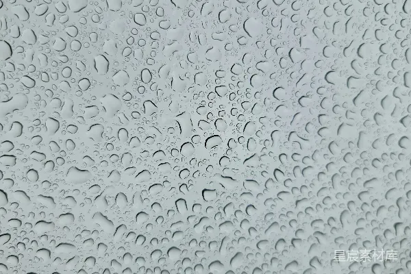 高清摄影 窗户上的近景，上面有雨滴。