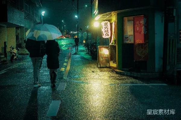 高清摄影 黑色夹克和黑色裤子的人手持雨伞在夜间的人行道上行走