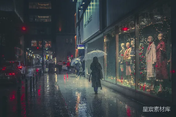 高清摄影 一个人在雨中走在人行道上撑着伞