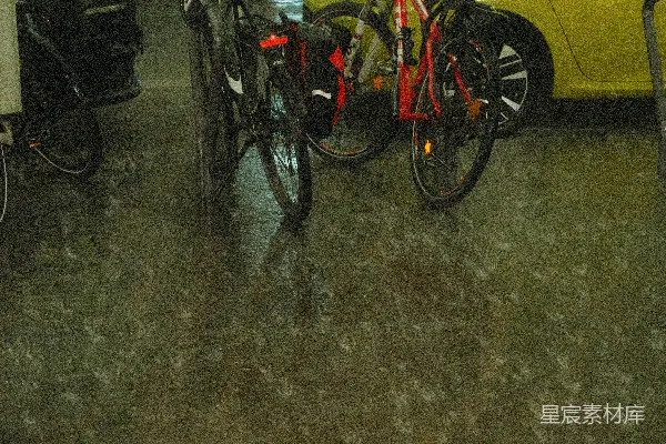 高清摄影 雨滴落在停放的自行车上。