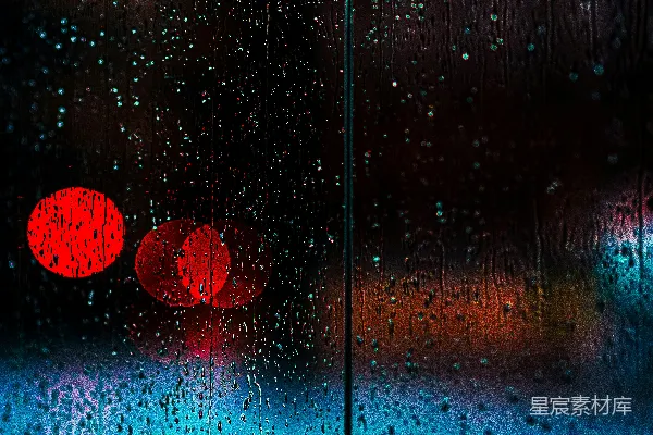 高清摄影 路边的一盏交通灯旁边有一扇窗户覆盖着雨水